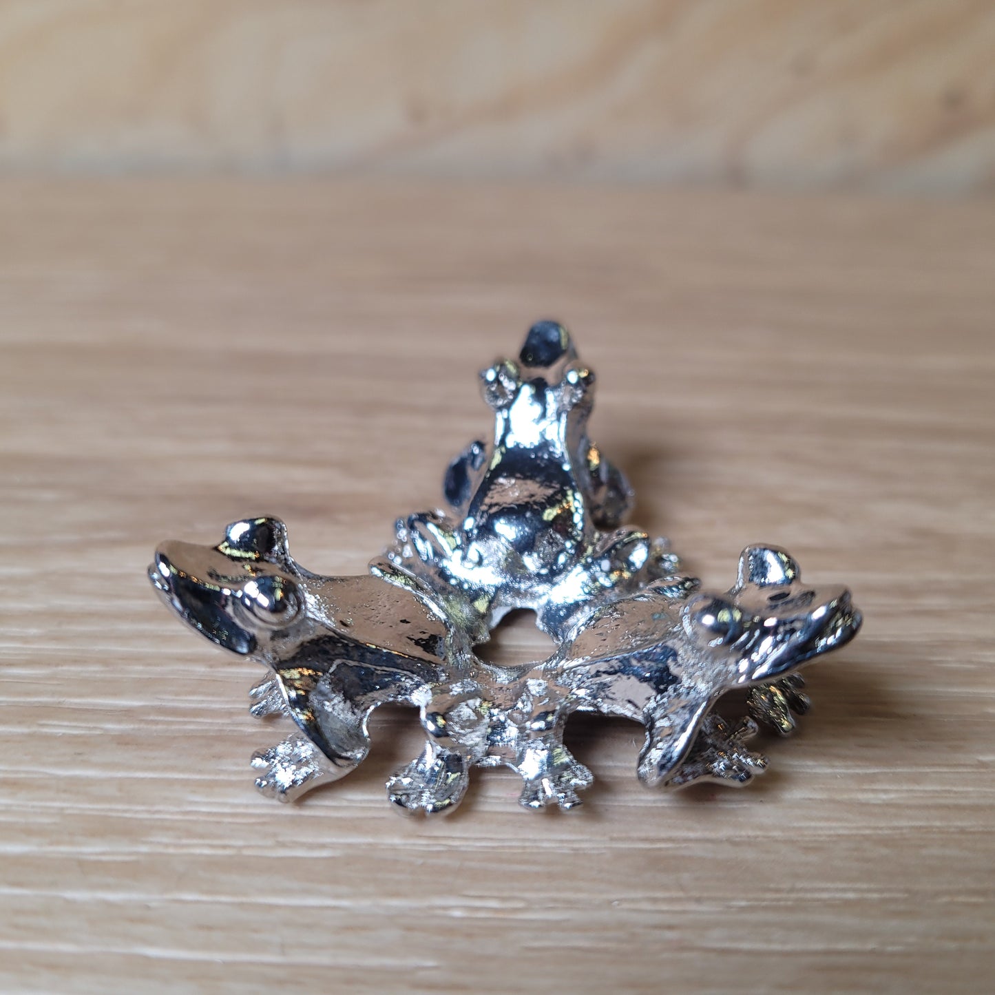 Frog Sphere Holder