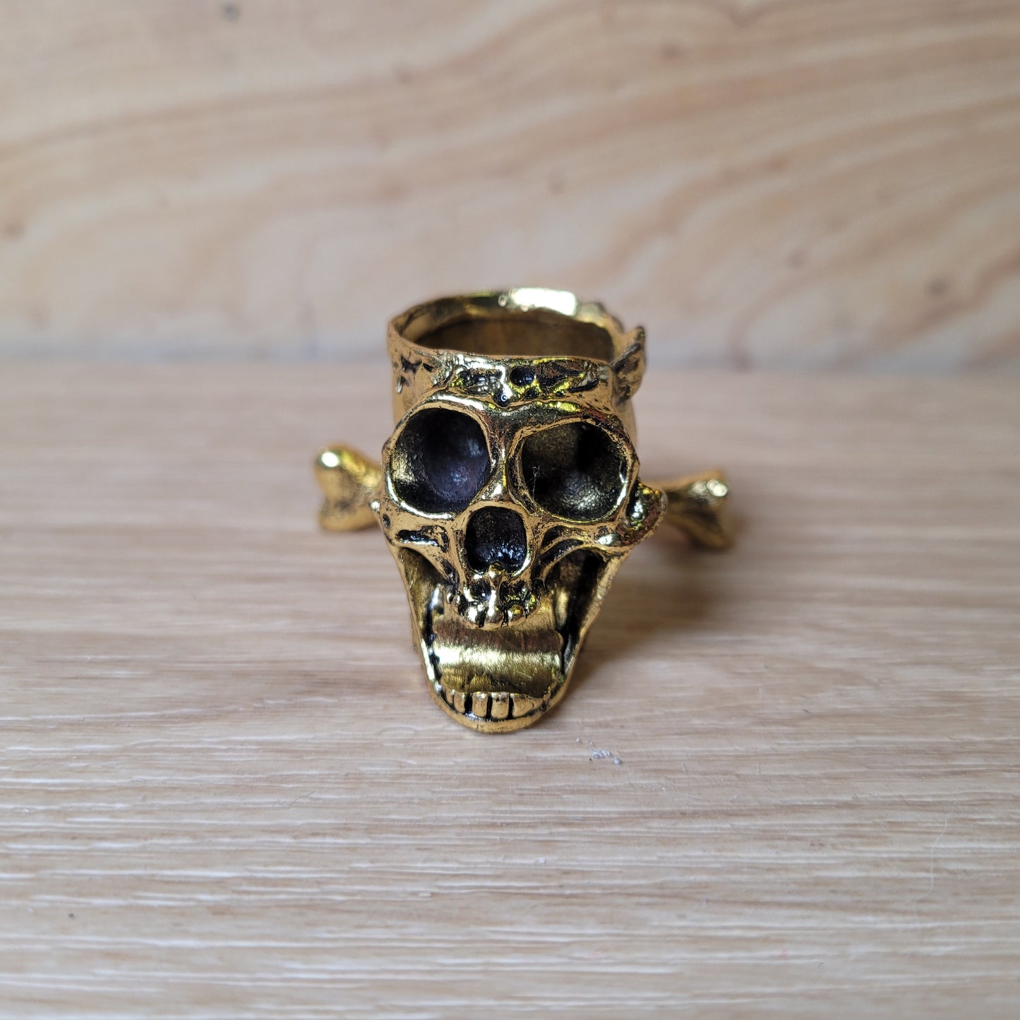 Skull & Bones Sphere Holder